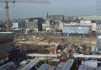 803020 Gezicht op het in aanbouw zijnde Muziekcentrum Vredenburg te Utrecht, vanaf het kantoorgebouw Vredenborch ...